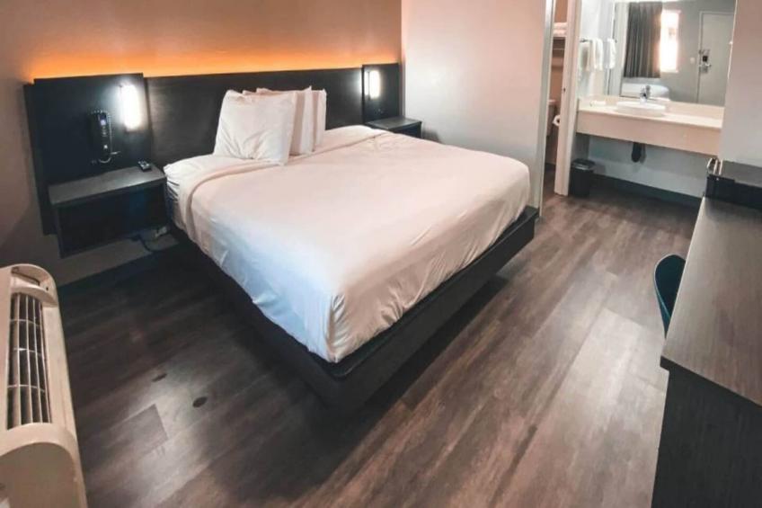 1 King Bed  Non-Smoking Kitchen - foto 3