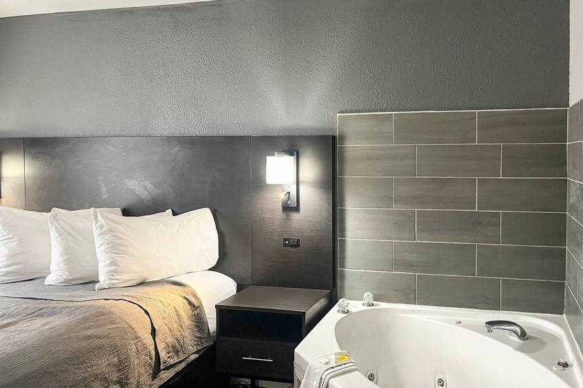 1 Queen Bed | Non-Smoking, Micfridge - foto 7