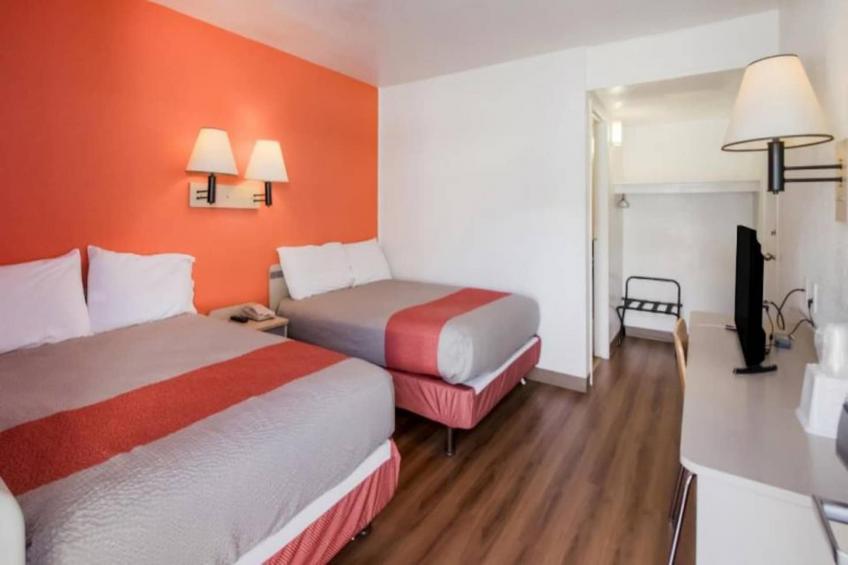 2 Full Beds  Non-Smoking Micfridge - foto 11