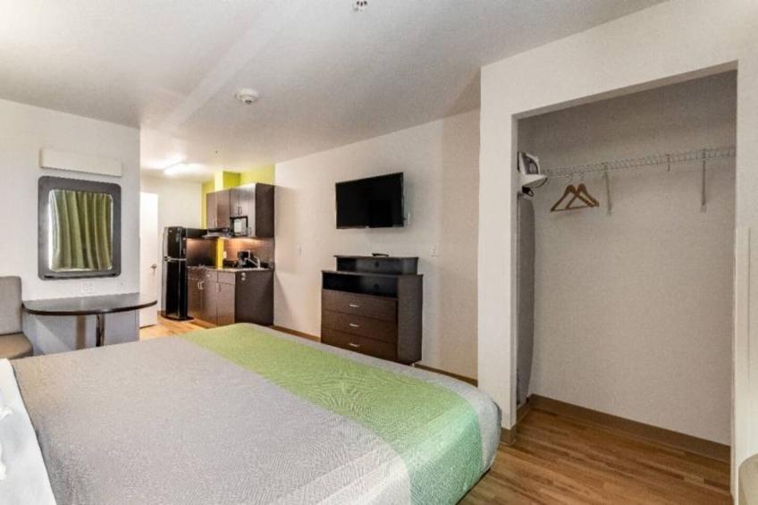 1 King Bed  Non-Smoking Kitchen - foto 17