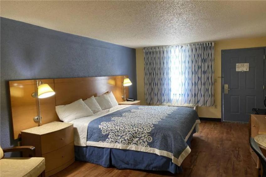 1 King Bed  Mobility Accessible RI Shower Nsmk - foto 12
