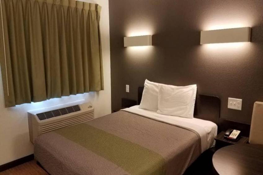 1 King Bed  Non-Smoking Kitchen - foto 32
