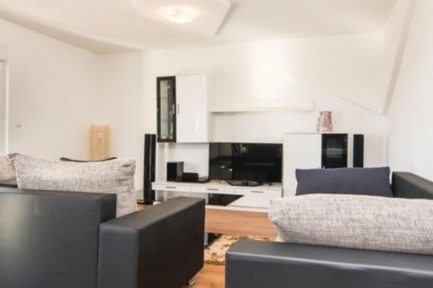 Laura mit Pool - foto 9