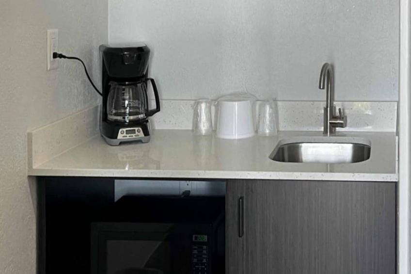 1 Queen Bed  Non-Smoking Kitchen - foto 7