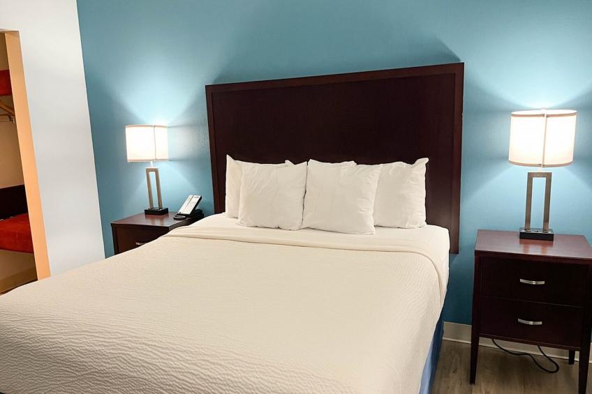 1 King Bed | Non-Smoking, Micfridge - foto 15