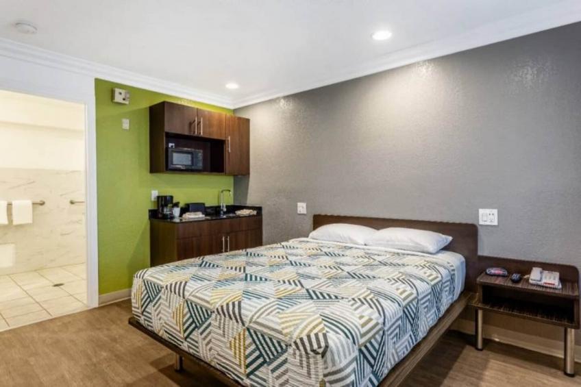1 Queen Bed  Mobil Access Tub Nsmk Kitchen - foto 14