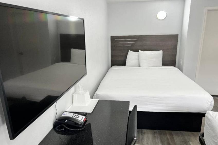 1 Queen Bed  Non-Smoking Micfridge - foto 30