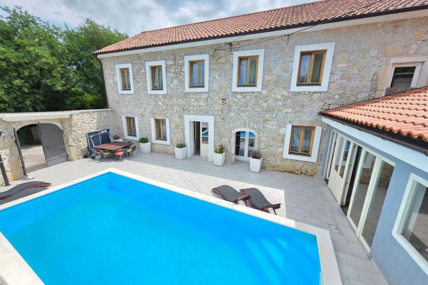 Steinhaus mit privatem Außenpool