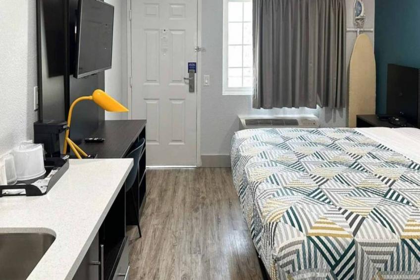1 King Bed  Non-Smoking Micfridge - foto 5