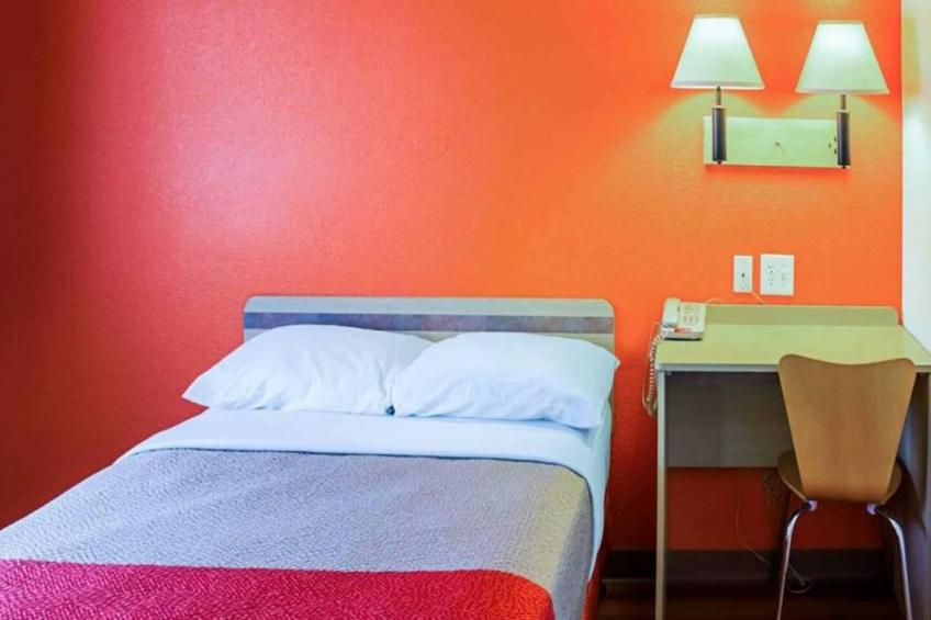 1 Queen Bed  Mini Fridge - foto 10