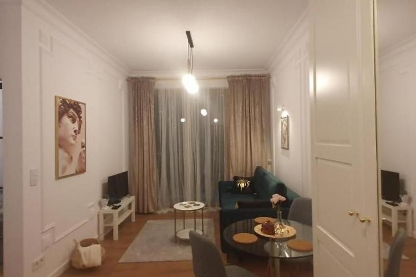 BESSERER PLATZ: Klassisches Warschau