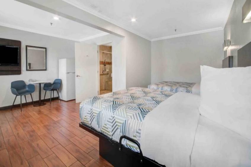 1 King Bed  Non-Smoking Micfridge - foto 8