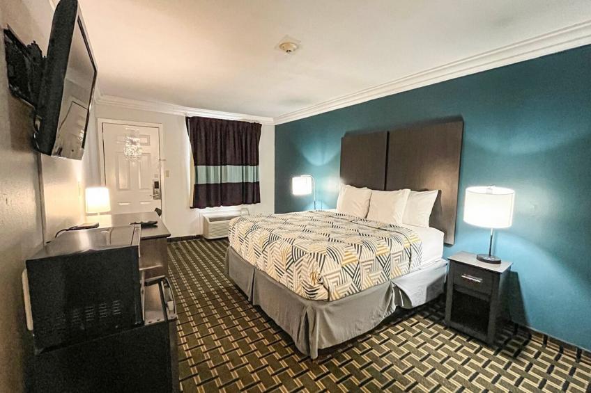 1 King Bed | Non-Smoking, Micfridge - foto 12