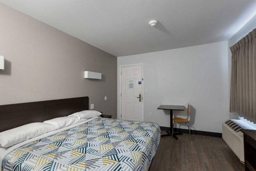 1 Queen Bed  Non-Smoking Micfridge - foto 13