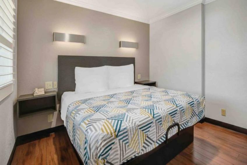 1 King Bed  Non-Smoking Kitchen - foto 5