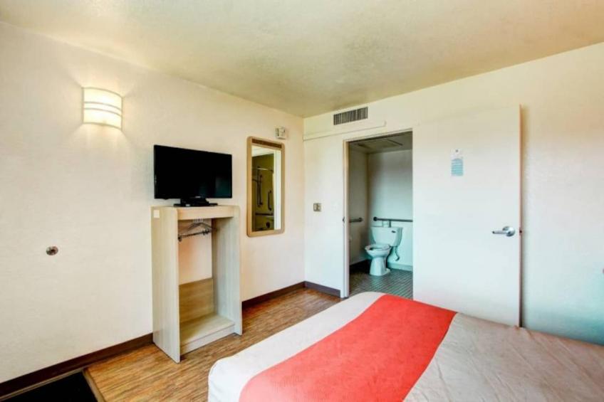 1 Queen Bed  Mini Fridge - foto 16