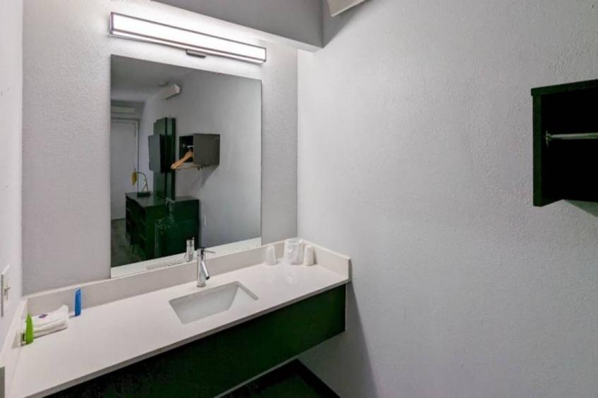2 Full Beds  Newly Redesigned Non-Smoking - foto 16