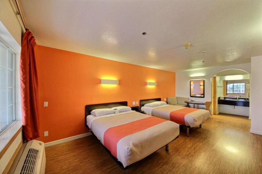 2 Queen Beds Non-Smoking