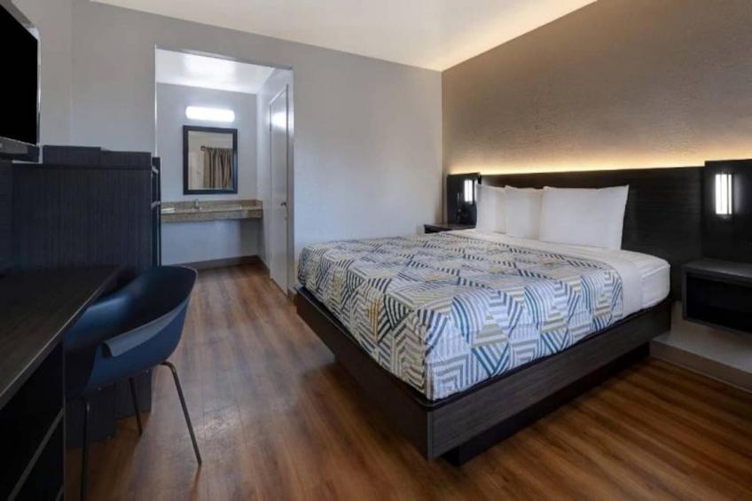 1 King Bed  Non-Smoking Micfridge - foto 15