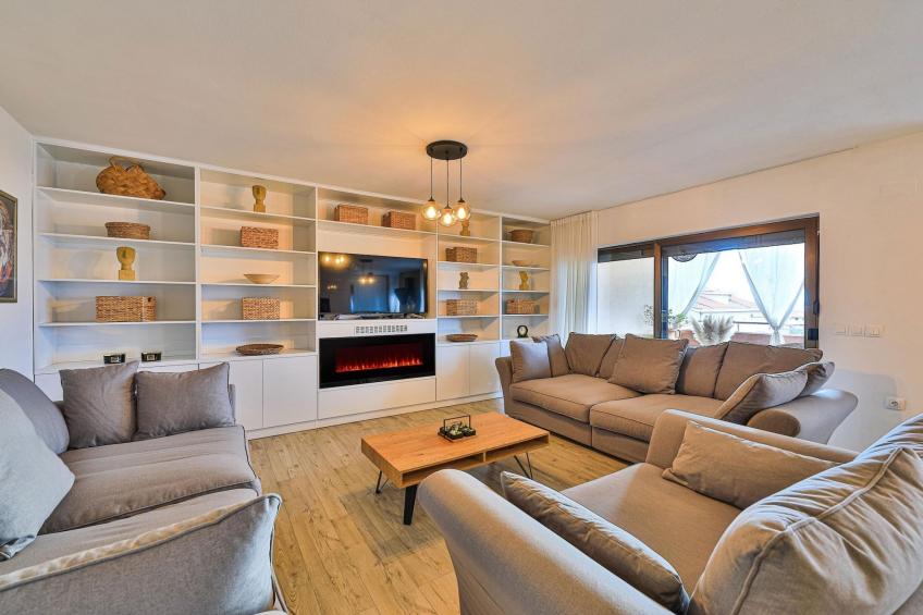 Charming Villa with Outdoor Pool, BBQ, and Sun Deck in Tranquil Kaštela Area - Five bedroom Villa - foto 8