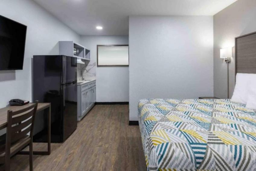 1 Queen Bed  Smoking Kitchen - foto 12