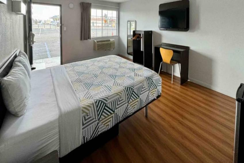 1 Queen Bed  Non-Smoking Micfridge - foto 11