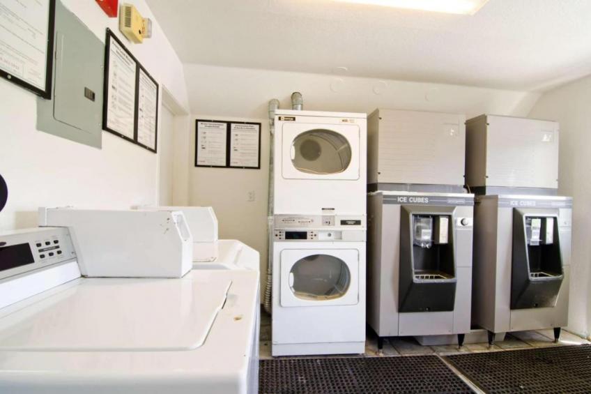 1 Queen Bed  Mini Fridge - foto 29