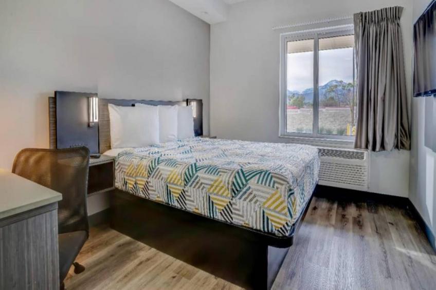 1 Queen Bed  Mobility Accessible Tub Nsmk - foto 6