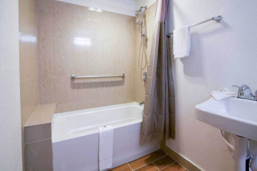 1 King Bed  Mobility Accessible Tub Nsmk - foto 5