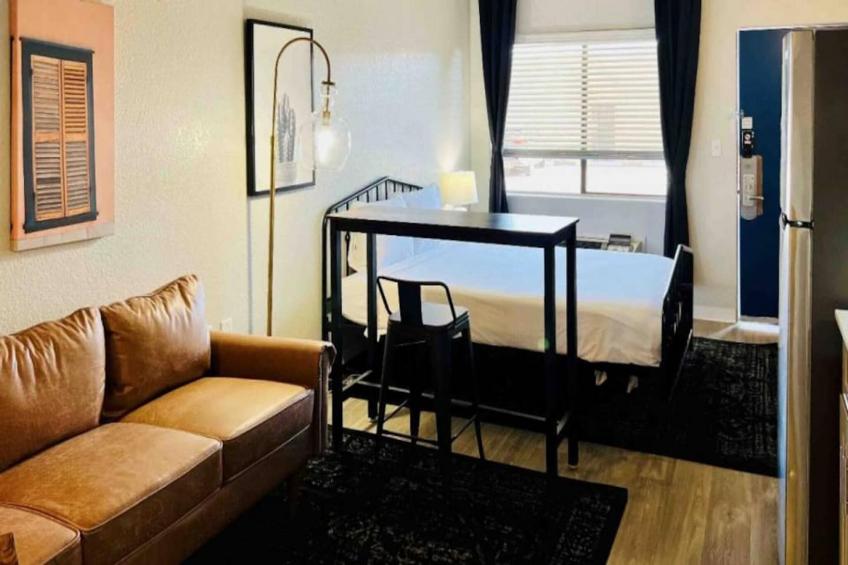 1 King Bed  Non-Smoking Kitchen - foto 13