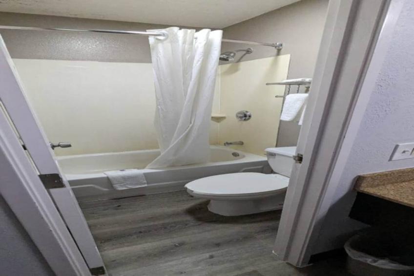 1 Full Bed  ADA/RI Shower - foto 7