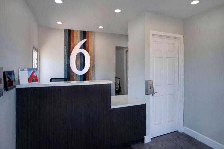 1 Queen Bed  ADA/RI Shower/Micfridge - foto 15