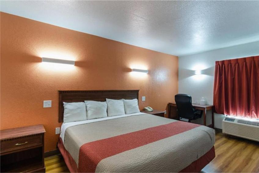 1 Full Bed  ADA/RI Shower - foto 16