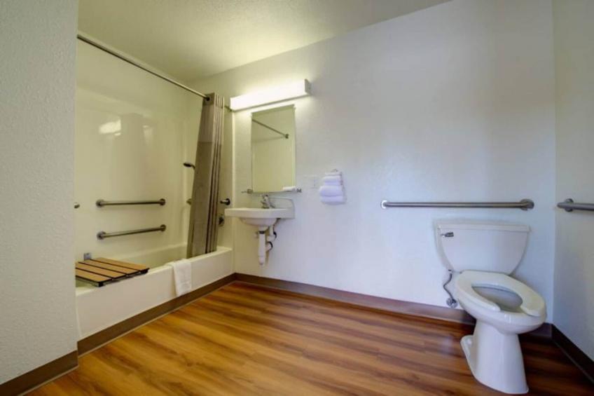 1 Queen Bed  Premium Micfridge - foto 17