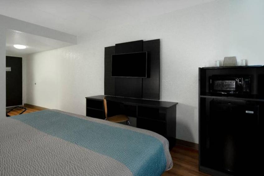 1 King Bed  Micfridge - foto 2