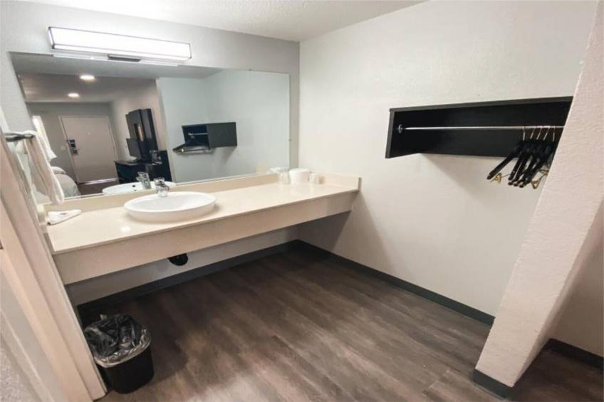 1 King Bed  Non-Smoking Kitchen - foto 13