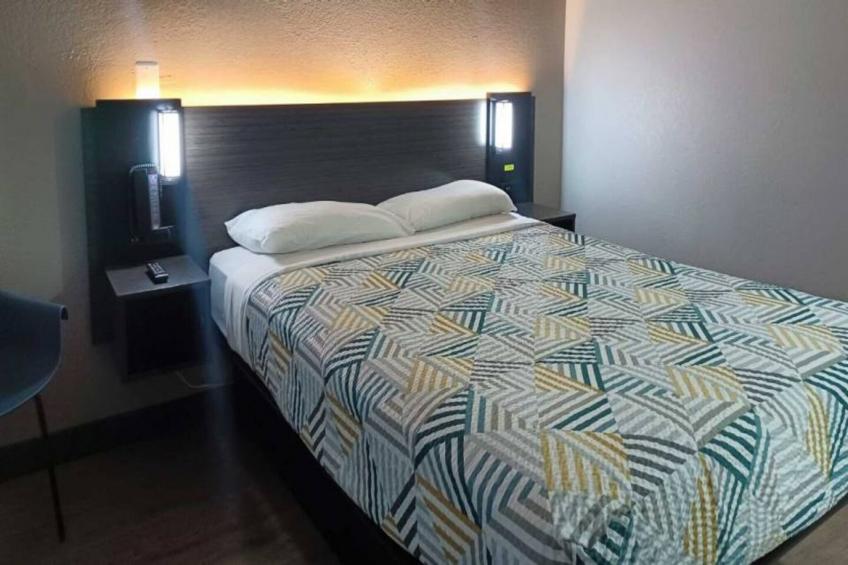 1 Full Bed  ADA/RI Shower Smoking - foto 4