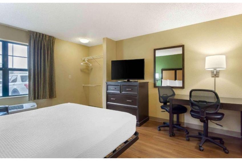 1 King Bed | Non-Smoking, Kitchen, Shower - foto 32
