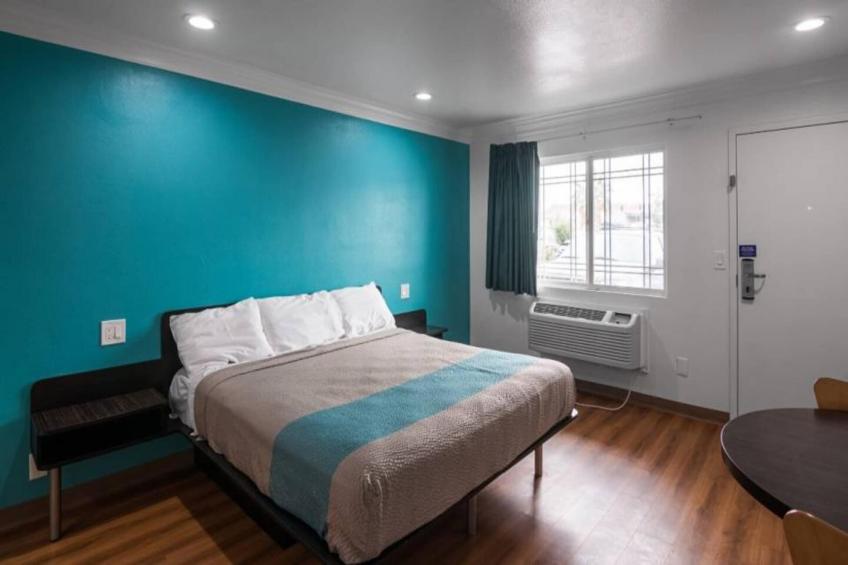 1 King Bed  Non-Smoking Micfridge - foto 17