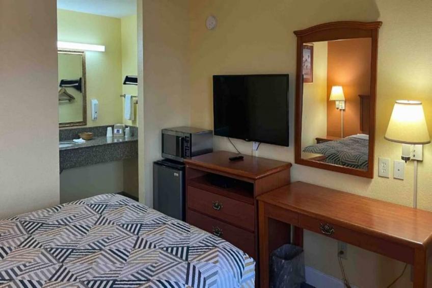 1 King Bed  Non-Smoking Micfridge - foto 4