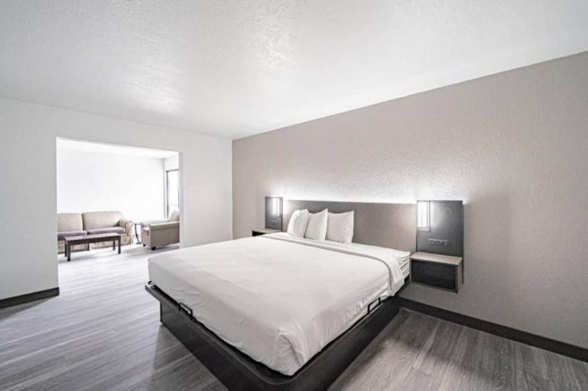 1 King Bed  Non-Smoking Kitchen - foto 32