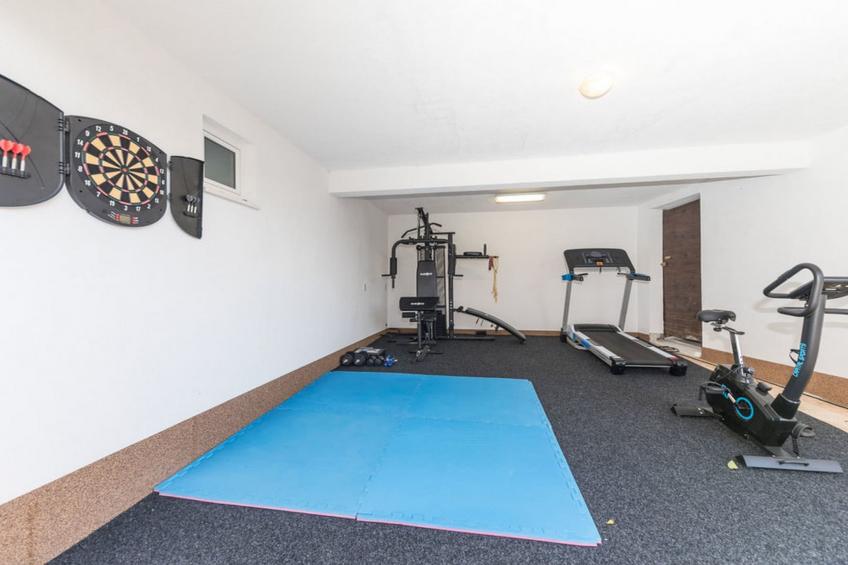 Relaxing Holiday Home with Pool, Fitness Area, and Entertainment Facilities - Six Bedroom Holiday Home - foto 42