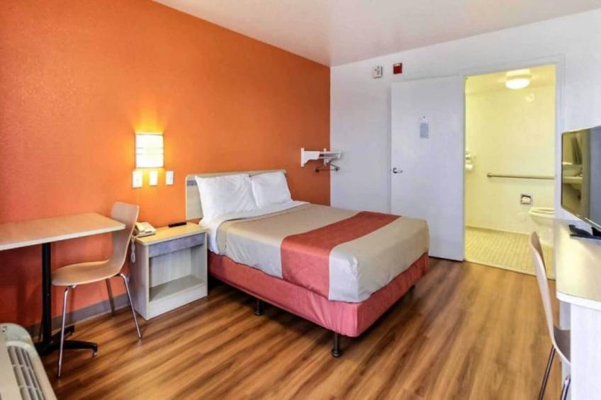 1 Queen Bed  ADA/Tub - foto 13