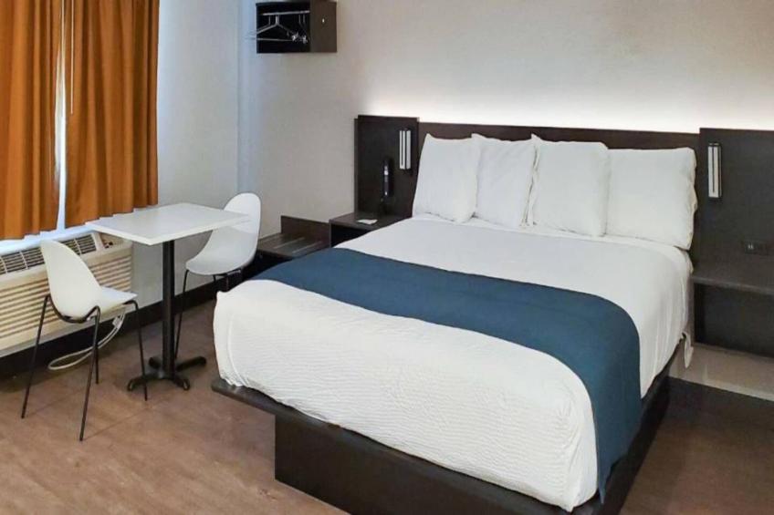 1 King Bed  Non-Smoking Mini Fridge - foto 4