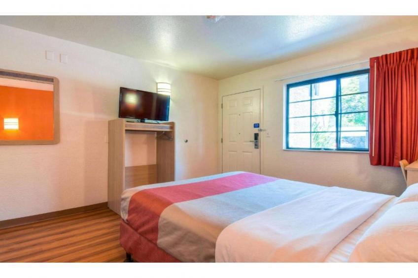 1 QUEEN BED  ADA/TUB - foto 5