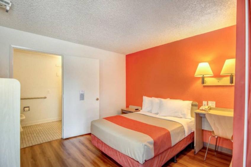 1 Full Bed  ADA/RI Shower - foto 14