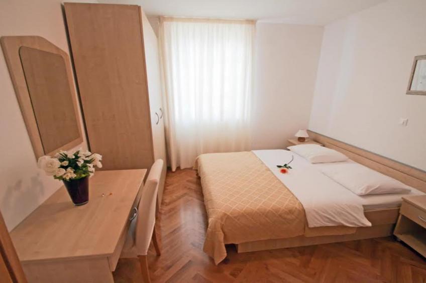 Beachfront Apartments Tamarix - One Bedroom Apartment with Partial Sea View - foto 5