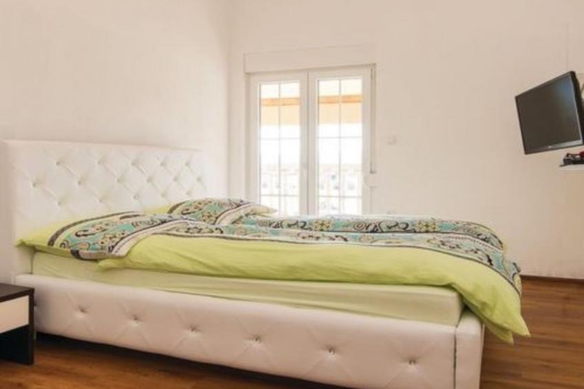 Laura mit Pool - foto 19