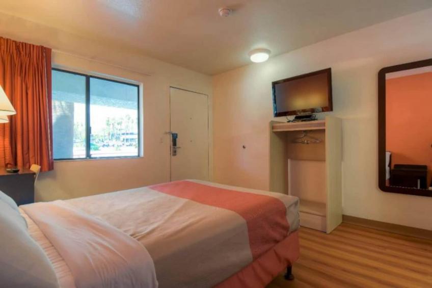 1 Full Bed  ADA/RI Shower/Mini Fridge - foto 21