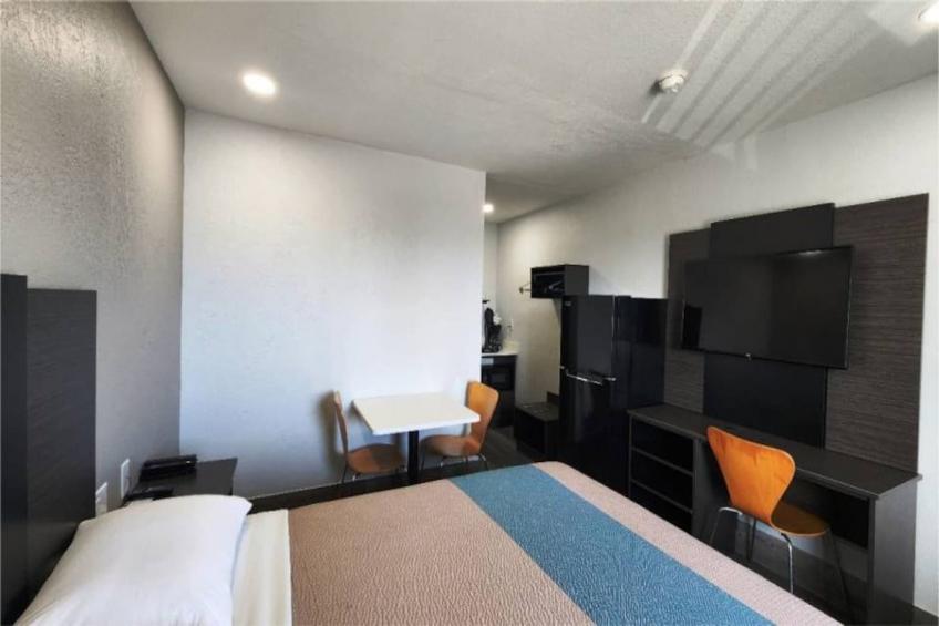 1 Queen Bed  Non-Smoking Kitchen - foto 17